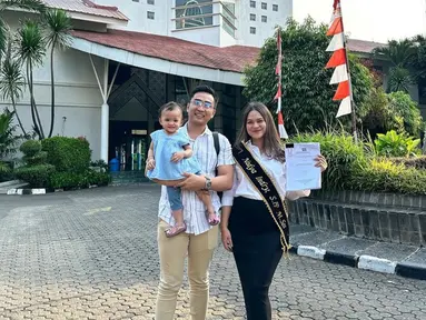 Dengan rasa syukur yang mendalam, Nadya Indri berhasil menyelesaikan impian menjadi lulusan magister pada usia 27 tahun. Ia mengungkap perjuangannya kuliah di Universitas Paramadina. Ibu dua anak ini memulai kuliah dari bulan September 2020 hingga September 2023. Meskipun mengalami penundaan selama satu tahun karena mengandung dua kali, semangatnya untuk mencapai gelar magister tidak pernah surut. (Liputan6.com/IG/@nadyaindry)