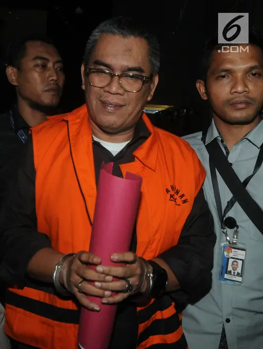Bupati Muara Enim Ahmad Yani mengenakan rompi tahanan seusai  menjalani pemeriksaan di Gedung KPK, Jakarta, Selasa (3/9/2019). Ahmad Yani terjaring operasi tangkap tangan (OTT) KPK terkait dugaan suap proyek dinas Pekerjaan Umum Kabupaten Muara Enim senilai Rp130 Milyar. (merdeka.com/Dwi Narwoko)