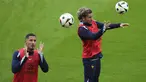 Pemain Prancis Antoine Griezmann (kanan) dan William Saliba menyundul bola saat sesi Latihan di Paderborn, Jerman, Rabu (12/6/2024). (AP Photo/Hassan Ammar)