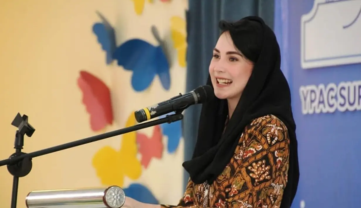 Arumi Bachsin memberikan sambutan pada Peringatan 63 Tahun YPAC Surabaya di Aula Jati Asih Yayasan Pembinaan Anak Cacat (YPAC) Surabaya. (Liputan6.com/IG/@humasprovjatim)