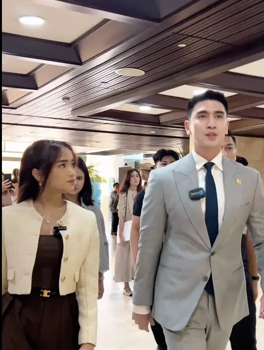 Diketahui Verrell sendiri merupakan anggota Komisi X DPR RI. Di masa reses ini, Verrell mengajak Fuji berkeliling di tempat kerjanya itu.   [Foto: instagram/ Fuji]