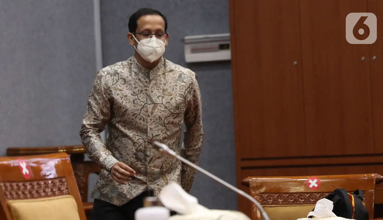 Menteri Pendidikan, Kebudayaan, Riset dan Teknologi Nadiem Makarim bersiap rapat kerja dengan Komisi X DPR di Senayan, Jakarta, Selasa (12/4/2022). Raker membahas perkembangan dan evaluasi pelaksanaan seleksi Guru Pegawai Pemerintah dengan Perjanjian Kerja (PPPK). (Liputan6.com/Angga Yuniar)