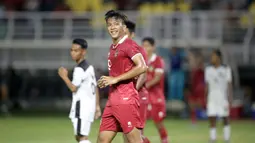 Pemain Timnas Indonesia U-20, Rabbani Tasnim Siddiq melakukan selebrasi usai mencetak gol ke-4 ke gawang Timnas Timor Leste U-20 dalam laga pertama Grup F Kualifikasi Piala Asia U-20 2023 di Stadion Gelora Bung Tomo, Surabaya (14/9/2022). (Bola.com/Ikhwan Yanuar)
