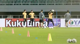 Kiper Timnas Indonesia mengikuti sesi latihan jelang laga melawan Curacao di Stadion Pakansari, Bogor, Senin (26/9/2022). (Bola.com/M Iqbal Ichsan)