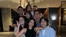 Tak sendiri, Ari Irham menyiapkan kejutan ulang tahun untuk Taskya bersama sahabat-sahabatnya. Meski perayaan ulang tahun ini sederhana, namun kebersamaan ini penuh dengan kehangatan. Taskya ungkap jika kejutan dari sahabatnya tidak berhasil, namun momen tersebut jadi keseruan tersendiri dan tetap berkesan bagi bintang web series Teluh Darah ini. (Liputan6.com/IG/@taskyanamya)