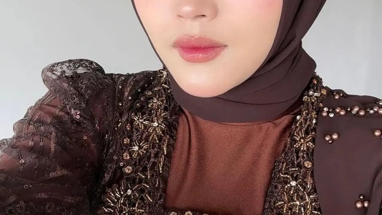 Potret Putri Delina di Tasyakuran 7 Bulan Kehamilan Mahalini, Menawan Dibalut Kebaya Cokelat