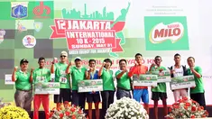 Wagub DKI Djarot Saiful (keempat kiri) dan juara Jakarta International 10K 2015 kategori elit nasional putra, Jauhari Johan (kedua kanan) berfoto bersama seusai penyerahan hadiah di Silang Monas,  Jakarta, Minggu (31/5). (Liputan6.com/Helmi Afandi)