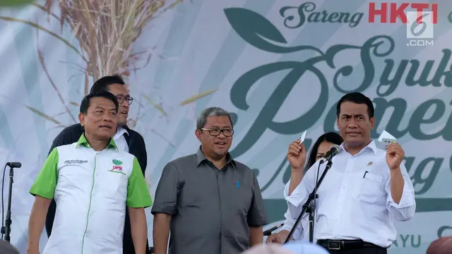 PHOTO: Didampingi Moeldoko, Begini Gaya Menteri Pertanian saat Syukur Panen
