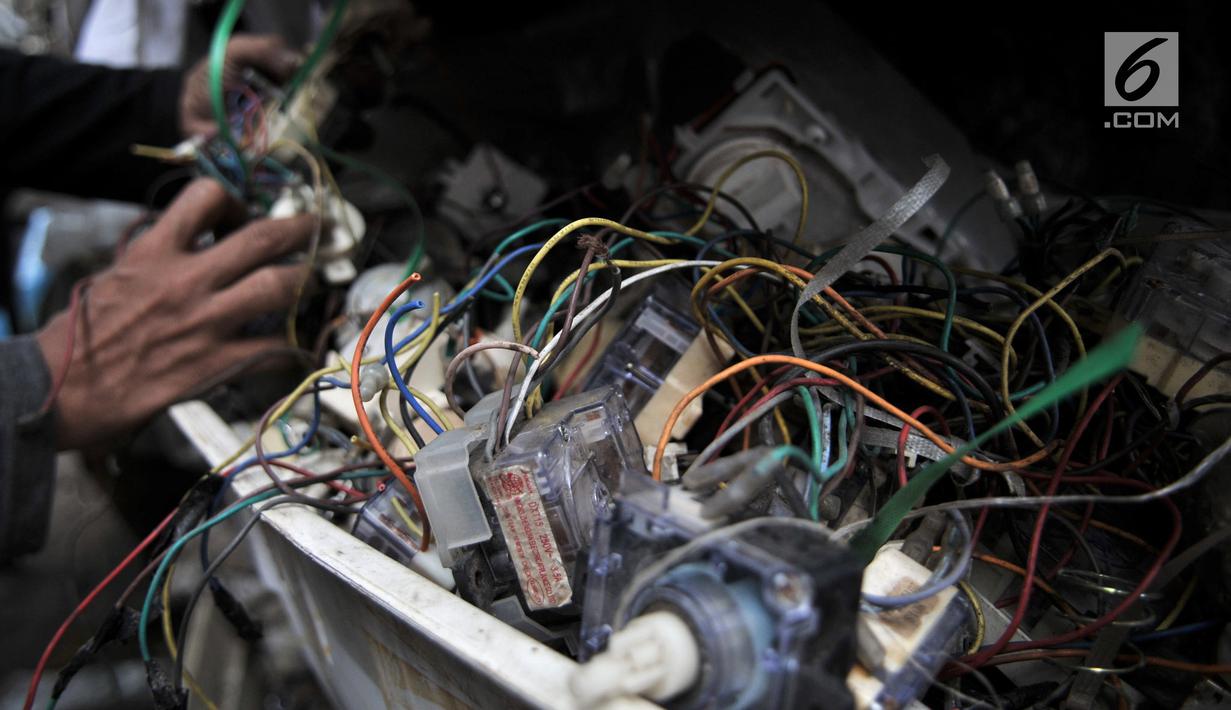 Sejumlah barang bekas terlihat di tempat pengepulan sampah elektronik, Jakarta, Rabu (7/8/2019). Sepanjang Januari-Juni 2019, Dinas Lingkungan Hidup (DLH) Provinsi DKI Jakarta telah memproses lebih dari 1 ton sampah elektronik yang berasal dari rumah tangga dan industri. (merdeka.com/Iqbal Nugroho)