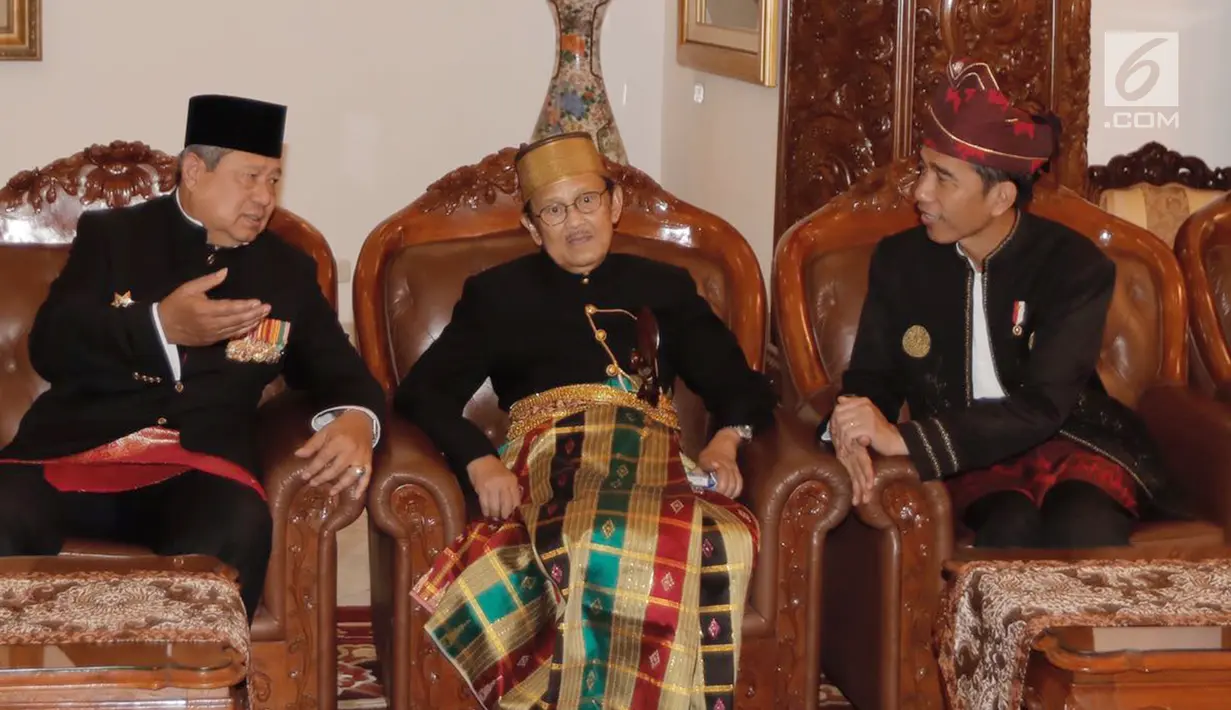 Presiden RI Joko Widodo (kanan), Presiden ke 3 BJ Habibie (tengah) dan Presiden ke 6, Susilo Bambang Yudhoyono (kiri) berbincang di Istana Merdeka pada Upacara HUT Kemerdakaan RI ke 72 di Istana Merdeka, Kamis (17/8). (Liputan6.com/via Anung Anindhito)