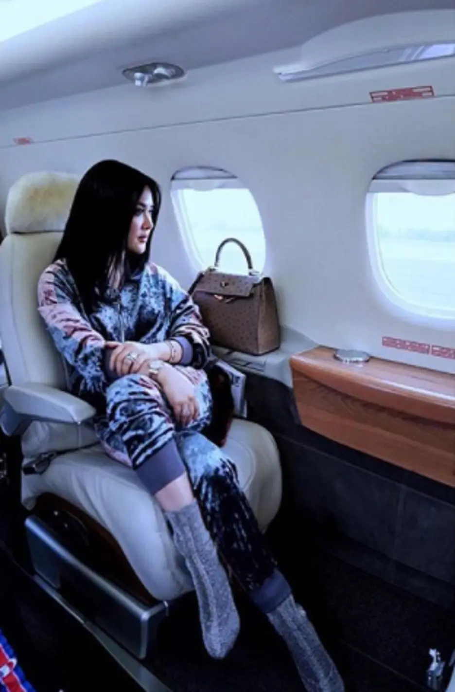 Syahrini pamer foto tengah di dalam pesawat. (Instagram/princessyahrini)