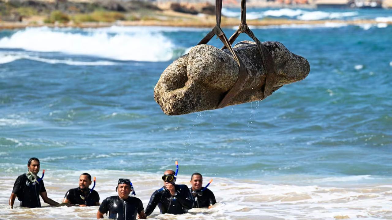 Arkeolog Mesir Angkat Temuan Artefak dari Kota Kuno 2000 Tahun yang Tenggelam di Laut Mediterania, Ada Patung Tanpa Kepala