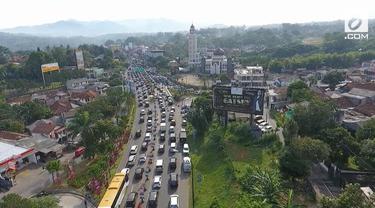 2 hari menjelang pergantian tahun arus lalu lintas menuju Puncak, Jawa Barat sudah tersendat di pintu tol Ciawi.
