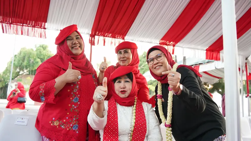 Bupati Indramayu Nina Agustina (kanan) bersama Dewan Pembina IWAPI Dewi Motik Pramono (putih) (Istimewa)