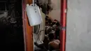 Sejumlah orang terduga mantan anggota ISIS dijejalkan ke dalam ruangan kecil yang gelap di sebuah penjara selatan Mosul, Irak, 18 Juli 2017. Puluhan orang yang seluruhnya pria itu sebagian besar bertelanjang dada dan didudukan di lantai. (AP/Bram Janssen)