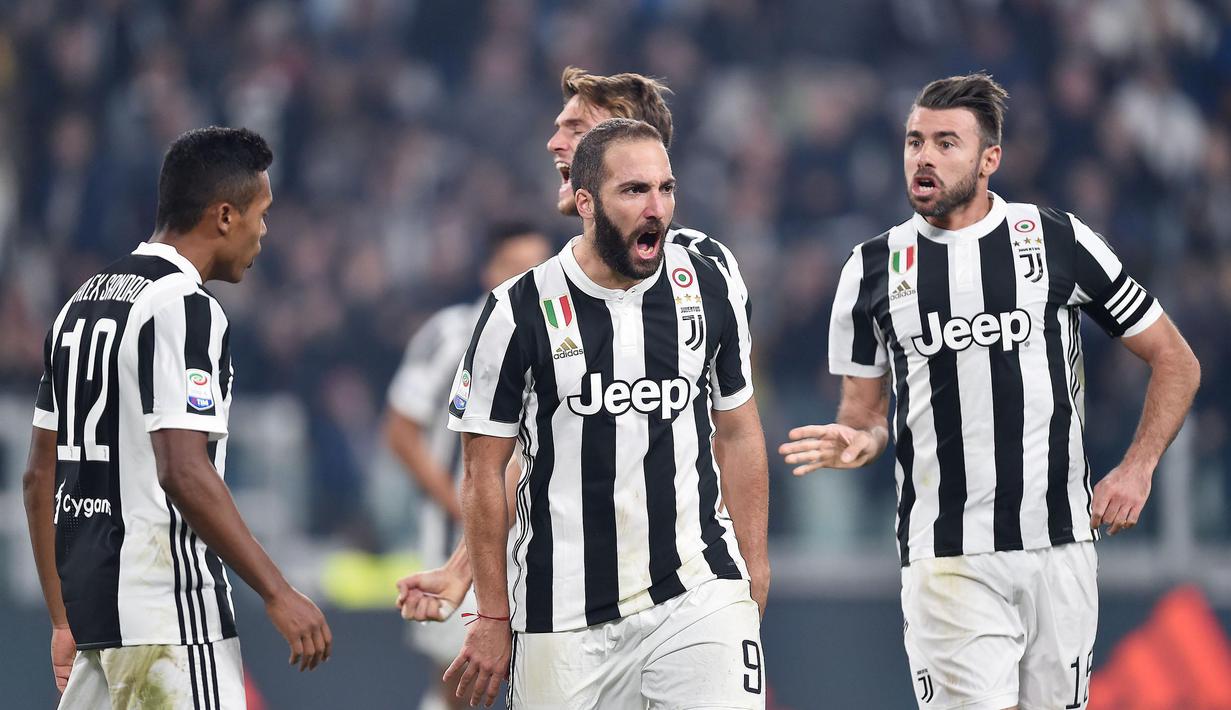 Para pemain Juventus merayakan gol Gonzalo Higuain saat melawan Spal pada lanjutan Serie A di Allianz Stadium, Turin, (25/10/2017). Juventus menang 4-1. (Alessandro Di Marco/ANSA via AP)