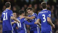 Para pemain Chelsea merayakan gol Eden Hazard ke gawang Everton pada pekan ke-10 Liga Inggris di Stamford Bridge, Minggu (6/11/2016) dinihari WIB. Chelsea menang 5-0. (AP Photo/Kirsty Wigglesworth)