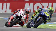Pembalap Pramac Racing, Danilo Petrucci (kiri) terus memberikan tekanan kepada pembalap Movistar Yamaha, Valentino Rossi (kanan) sepanjang MotoGP Belanda 2017. (AP Photo/Geert Vanden Wijngaert)