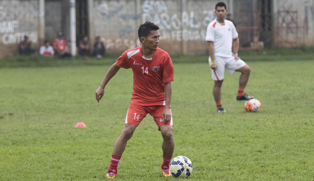 Kapten Persija, Ismed Sofyan menggiring bola pada latihan perdana jelang babak 8 besar Piala Jenderal Sudirman di Lapangan Sawangan, Depok, Jawa Barat, Jumat (4/12/2015). (Bola.com/Vitalis Yogi Trisna)