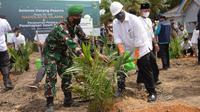 Menteri Koordinator Bidang Perekonomian Airlangga Hartarto di acara Penanaman Perdana Peremajaan Sawit Rakyat (PSR) di Desa Kencana Mulia, Kecamatan Rambang Kabupaten Muara Enim, Sumatera Selatan, Jumat (4/3/2022). (Dok Kemenko Perekonomian)
