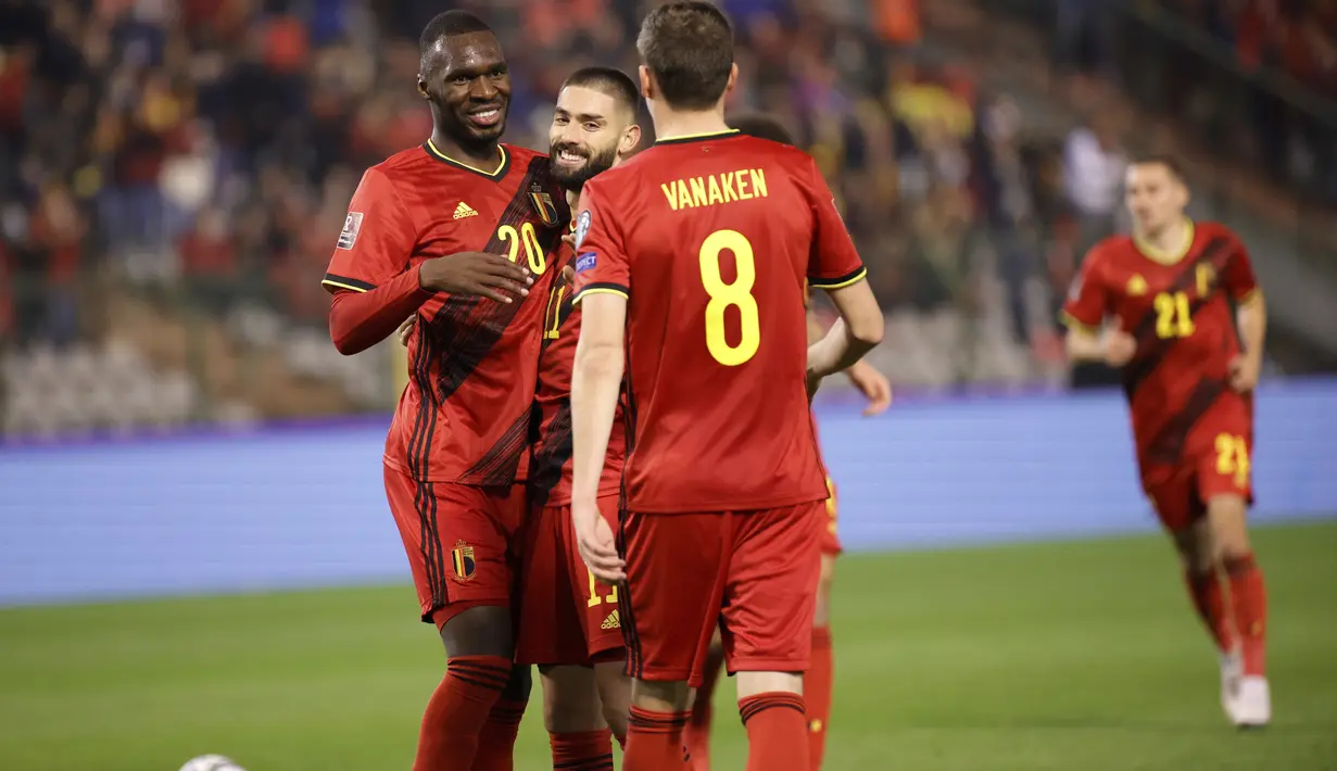 Gelandang Belgia, Yannick Carrasco (tengah) berselebrasi dengan rekan setimnya setelah mencetak gol ke gawang Estonia pada pertandingan Grup E kualifikasi Piala Dunia 2022 di stadion King Baudouin di Brussels, Minggu (14/11/2021). Belgia menang atas Estonia 3-1. (AP Photo/Olivier Mattys)