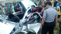 Petugas berusaha mengevakuasi korban yang terjepit bodi mobil yang ringsek tertabrak kereta api di Pemalang. (Foto: Liputan6.com/Polres Pemalang/Muhamad Ridlo)