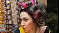 Mahalini Kenakan Daster Roll Rambut saat Ulang Tahun ke-26. [@mahaliniraharja]