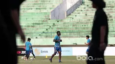 Pemain Borneo FC tengah melakukan pemanasan pada sesi uji coba lapangan jelang melawan Madura United pada laga delapan besar Piala Presiden 2017 di Stadion Manahan, Solo, Jumat (24/2/2017). (Bola.com/Nicklas Hanoatubun)