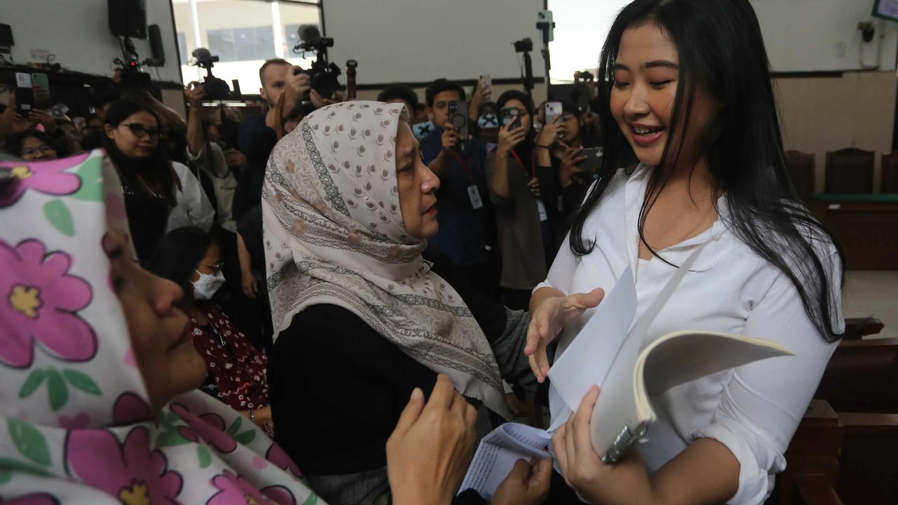 FOTO: Laras Faizati Bebas Bersyarat Usai Sidang Vonis Penghasutan