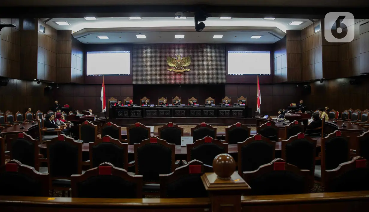 Suasana sidang putusan gugatan aturan umur kepala daerah di UU Pilkada di Mahkamah Konstitusi, Jakarta, Rabu (11/12/2019). MK menolak permohonan soal batasan umur maju sebagai calon kepala daerah lantaran batas usia bukanlah persoalan konstitusional. (Liputan6.com/Faizal Fanani)