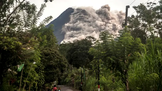 Gunung Merapi Luncurkan Awan Panas  Sejauh 1200 Meter