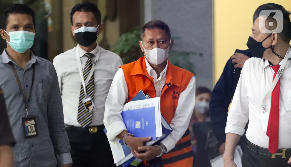 Mantan Dirut PT Pelindo II (Persero) Richard Joost Lino (tengah) usai menjalani pemeriksaan di Gedung KPK, Jakarta, Senin (26/4/2021). RJ Lino diperiksa sebagai tersangka dugaan korupsi pengadaan tiga unit Quay Container Crane (QCC) di PT Pelindo II tahun 2010. (Liputan6.com/Helmi Fithriansyah)