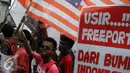 Sejumlah massa Aktivis mahasiswa menyambangi kantor Freeport, Kuningan , Jakarta, Jumat (18/12). Dalam aksinya mereka menuntut pemerintah untuk segera melakukan nasionalisasi terhadap PT Freeport. (Liputan6.com/Helmi Afandi)