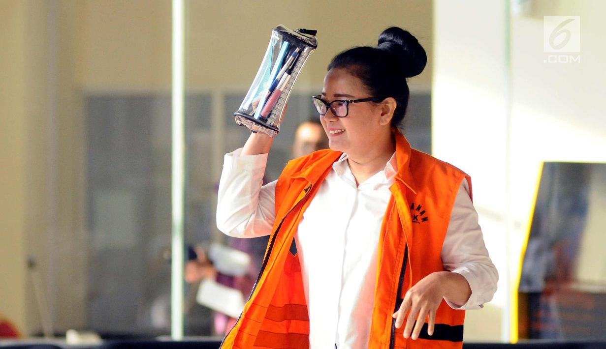 Terdakwa pemberi keterangan palsu Miryam S. Haryani bersiap meninggalkan gedung KPK usai diperiksa, Jakarta, Rabu (10/1). Miryam diperiksa sebagai saksi tersangka dugaan korupsi e-KTP, Anang Sugiana Sudihardjo (ASS). (Liputan6.com/Helmi Fithriansyah)