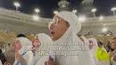 <p>Dia berdoa dan menangis saat mengelilingi Ka'bah atau tawaf. "Allah SWT punya kehendak atas kapan dan apa alasan untuk setiap tamu yang diundangnya," tulisnya di Instagram. (Foto: Instagram/ narinkovilda)</p>