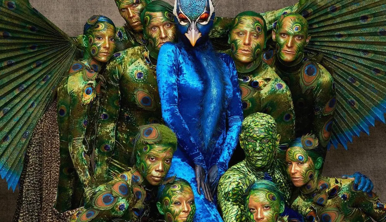 Kemudian untuk detail sayap, juri America’s Got Talent ini menggandeng sepuluh penari akrobat dari grup Cirque du Soleil. [Foto: IG/!heidiklum]