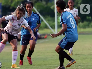 Pesepak bola timnas putri Indonesia, Zahra Muzdalifah (kiri) mencoba melewati pemain Bina Putra FC saat internal game di Lapangan D, Kompleks Gelora Bung Karno, Senayan, Jakarta, Rabu (17/3/2021). Latihan tersebut persiapan laga ajang SEA Games 2021 Vietnam. (Liputan6.com/Helmi
Fithriansyah)