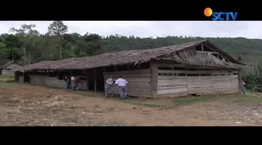 Wilayah Somambawa di Nias Selatan, Sumatera Utara, masih banyak dijumpai sekolah yang mirip dengan kandang binatang.