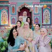 Berikut potret inspirasi fashion dari para artis senior di pesta ulang tahun Marini Zumarnis! [@marinizumarnisreal].