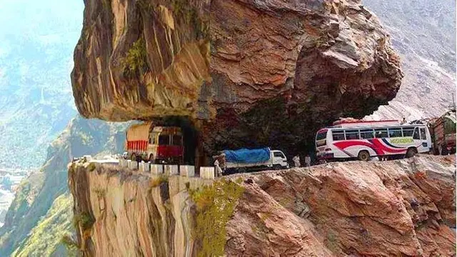 Bikin Merinding, Ini 7 Potret Jalan yang Ekstrem dan Berbahaya di Dunia