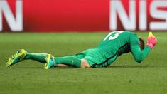 Kiper Atletico melakukan penyelamatan gemilang kala memblok sepakan Karim Benzema