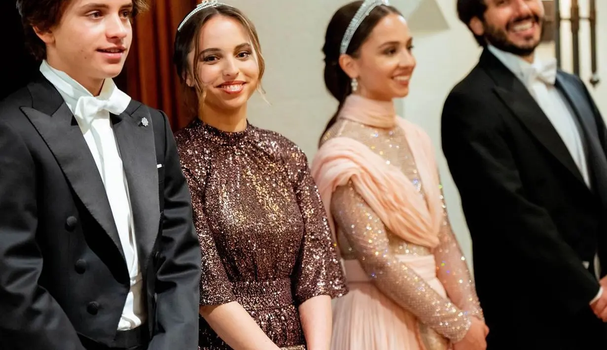 Sementara dua adik Pangeran Hussein, Putri Iman dan Putri Salma tampak bersinar dalam balutan gaun berkilauan. [Foto: IG/queenrania].
