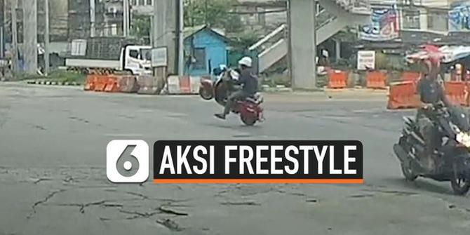 VIDEO: Pamer Aksi Freestyle di Jalan, Pengendara Motor Ini Malah Apes