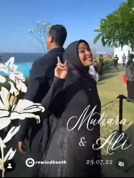 Tantri Kotak hadir di pernikahan putri Gubernur DKI Jakarta. Tak sendiri, ia ditemani sang suami, Arda Naff. (Foto: Instagram/@tantrisyalindri)