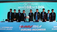 Head of by.U Riko Ringgoanto (tengah kanan) & Pelatih Indonesia U-17 Bima Sakti saat simbolisasi penyerahan bola bersama para pemain Indonesia U-17 di Jakarta, Rabu (1/11). (Telkomsel)