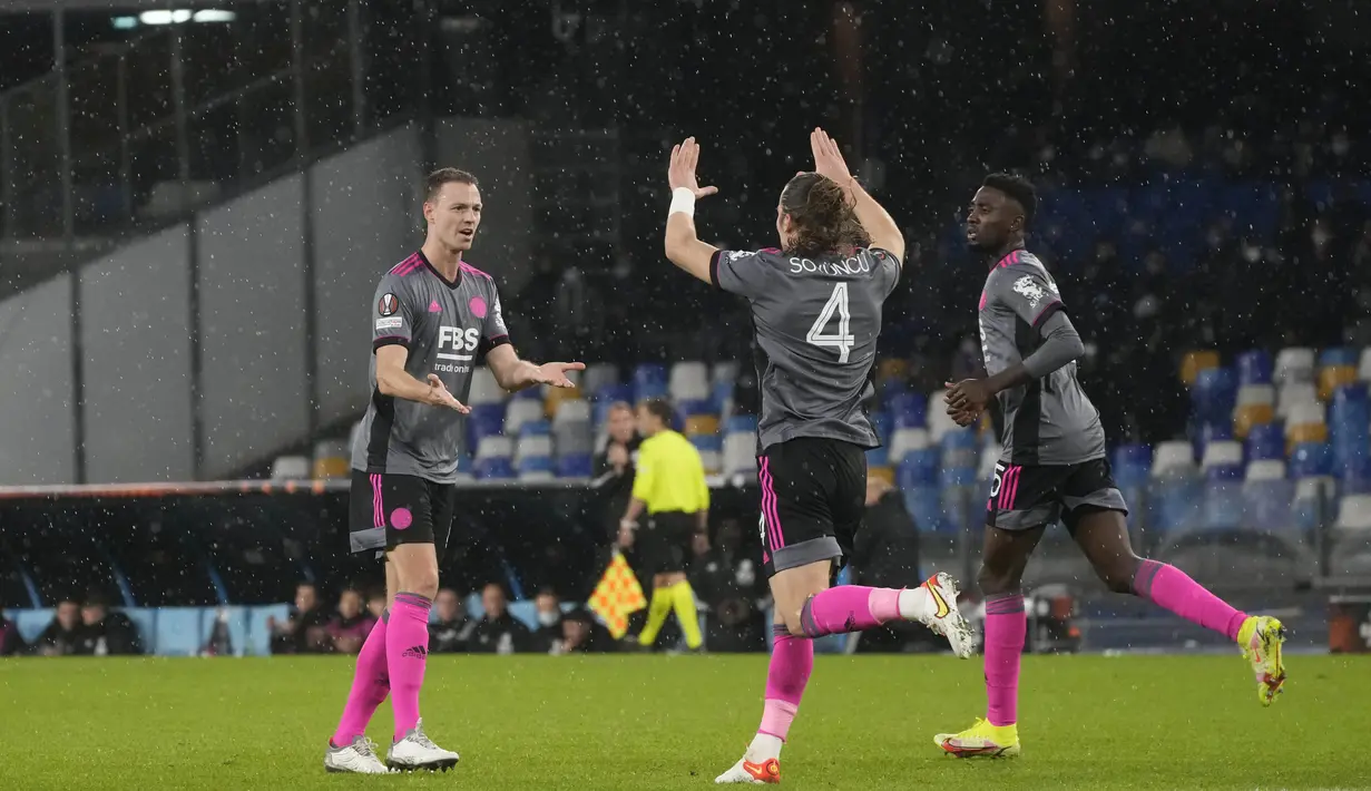 Ketiga gol I Partenopei disumbangkan oleh Adam Ounas serta sepasang gol Eljif Elmas. Sementara The Foxes mampu memperkecil skor lewat Jonny Evans dan Kieran Dewsbury-Hall. (AP/Gregorio Borgia)
