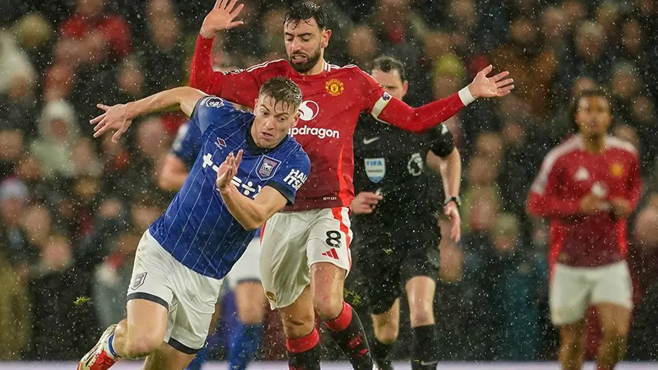 Liam Delap dikawal Bruno Fernandes di laga Manchester United vs Ipswich Town, Premier League 2024/2025 (c) AP Photo/Dave Thompson