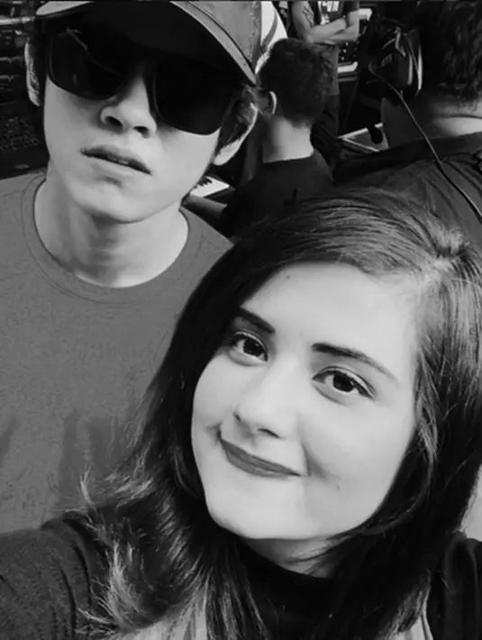 Tak hanya didampingi oleh rekan sesama artis dan para penggemarnya di Inbox, sang kakak, Kaia Syarief juga menemani adiknya yang sedang berulang tahun yang ke-19 hari ini. (via instagram/@aliandooo)