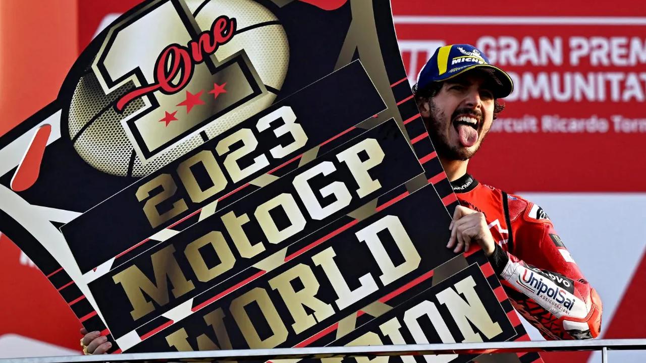 Francesco Bagnaia (Pecco) kembali menyandang gelar juara dunia MotoGP 2023 setelah sukses finis di posisi pertama pada balapan seri MotoGP Valencia di Spanyol yang diadakan hari Minggu (26/11/2023).