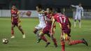 Gelandang Bali United, Irfan Bachdim, berusaha melewati gelandang Bhayangkara FC, Lee Yoo-joon, pada laga Liga 1 Indonesia di Stadion Patriot, Bekasi, Jumat (29/9/2017). Bhayangkara menang 3-2 atas Bali. (Bola.com/Vitalis Yogi Trisna)